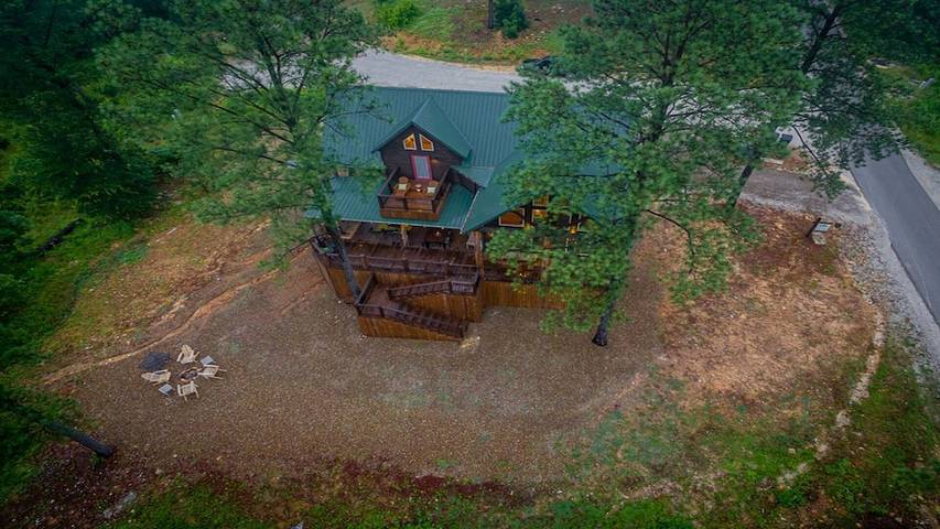 Log cabin for 8 people, with yard and hot tub as well as balcony in Broken Bow