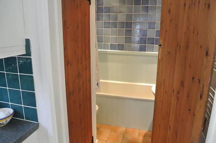 Oxford. C16th Cottage In Courtyard Setting. Garden.  Parking. Free Wifi. in Wheatley, Oxfordshire