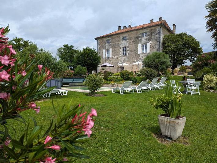 Gîte pour 2 personnes, avec jardin ainsi que terrasse et piscine à Montignac-le-Coq - 2