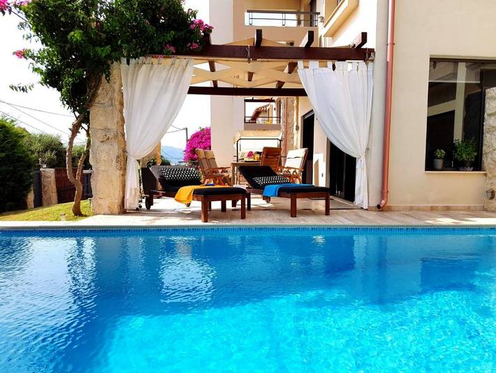 Ferienhaus für 9 Personen, mit Balkon und Terrasse sowie Garten und Pool