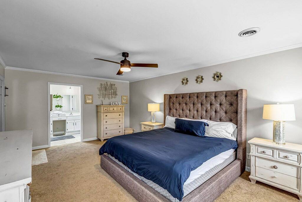 Relaxing Getaway w/ Salt Pool,Hottub,Fire Pit, Foosball. Private Luxury / Hpu in High Point, Guilford County