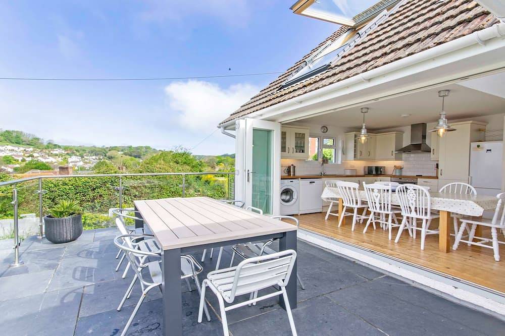 Rooftops, Sleeps 8 | Hot Tub*, Views & Log Burner in Braunton, Devon