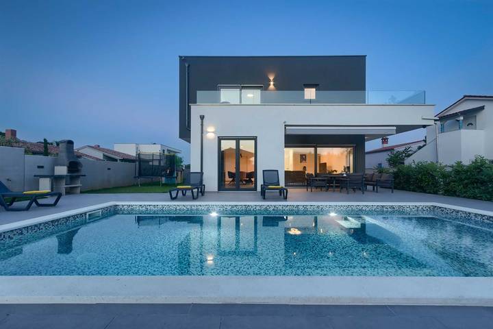 Villa für 16 Personen, mit Balkon und Terrasse sowie Garten und Pool in Pula