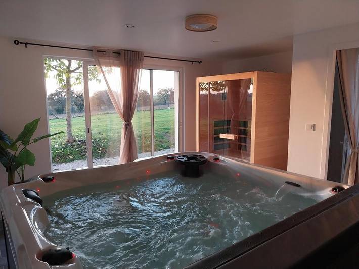 Location de vacances pour 8 personnes, avec Balcon et Terrasse ainsi que Jacuzzi et Jardin dans Moularès