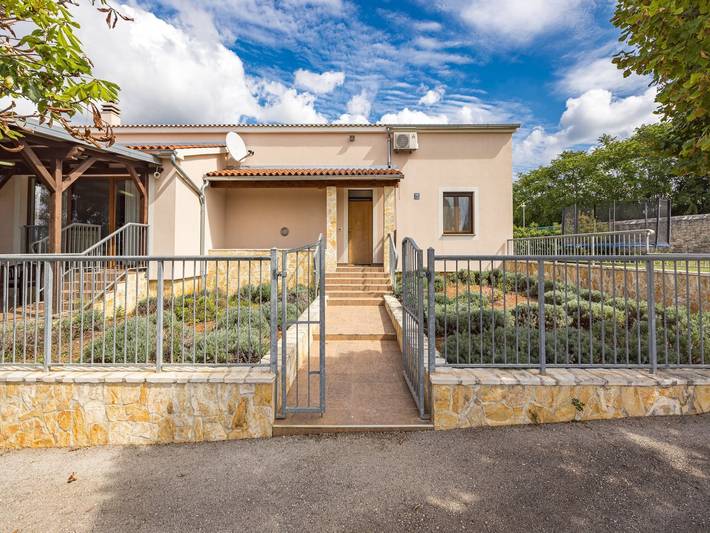 Villa für 7 Personen, mit Terrasse und Pool sowie Garten, kinderfreundlich in Vodnjan