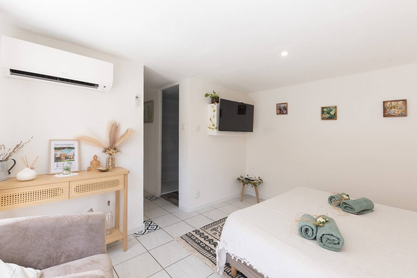 Vakantiehuis 'T1 Ardeche Vesseaux' met uitzicht op de bergen, gedeelde tuin & Wi-Fi, foto 10
