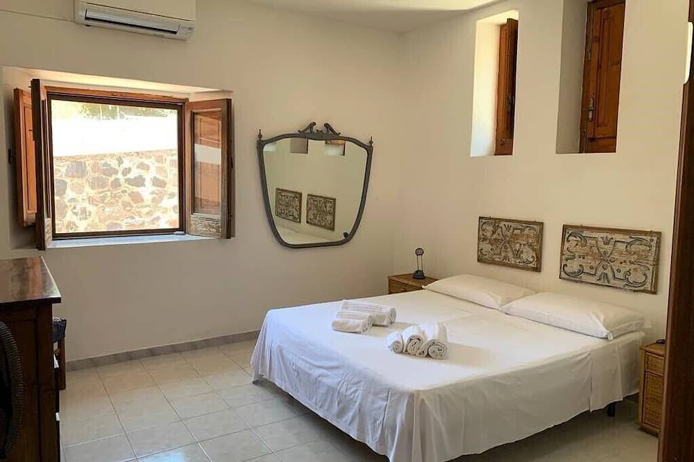 Seaside accommodation, furnished and equipped, within walking distance of the island's living room. in Santa Marina Salina, Salina