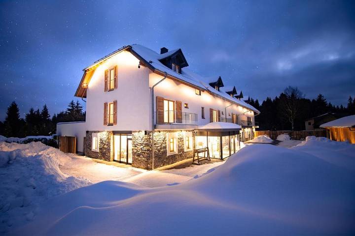 Hotel, mit Balkon und Terrasse sowie Garten und Sauna in Schöneck (Sachsen)