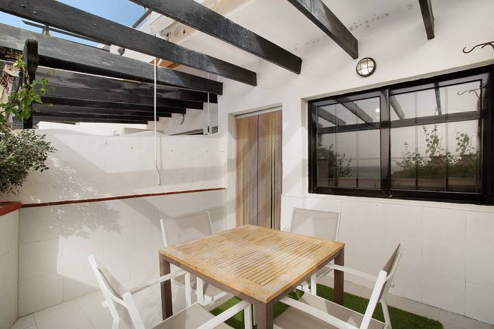 Apartamento entero, Apartamento de vacaciones 'Faro De Sardina' con piscina compartida, terraza privada y Wi-Fi in Gáldar, Gran Canaria Norte