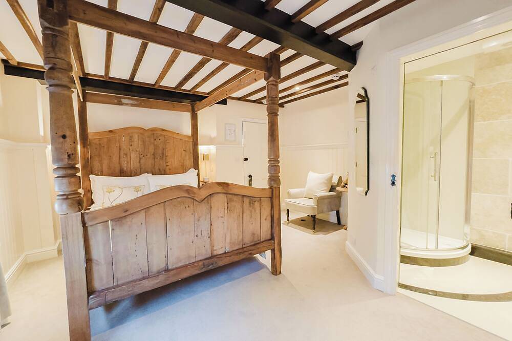 Experience boutique comfort above The Powell pub in Birchington. Stylish en-suite rooms, luxury touches, and a vibrant pub below—perfect for business, couples, or families. Book your coastal escape today! in Birchington, Kent