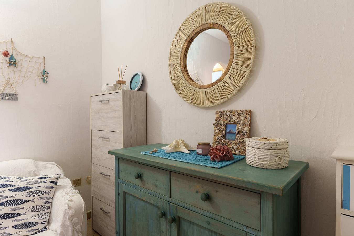 Entire apartment, Apartment 'Casa Vacanze Gelso' with Shared Pool, Private Garden and Air Conditioning in Maltineddu, Murta Maria