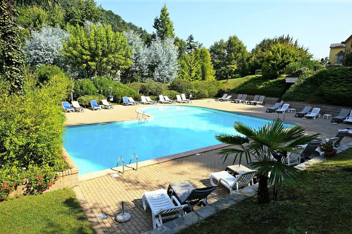 Vacation rental for 2 people, with Balcony and Children pool as well as Pool and Lake view in Lago Maggiore
