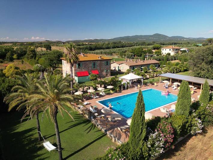 Rustico per 4 persone, con Terrazza e Giardino nonché Piscina e Panorama a Cecina