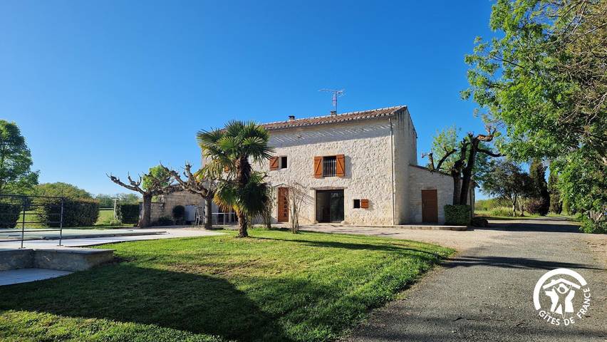 Gîte pour 6 personnes, avec Terrasse ainsi que Jardin et Piscine
