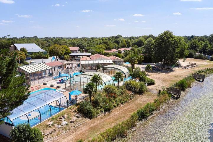 Tente pour 6 personnes, avec piscine et jardin