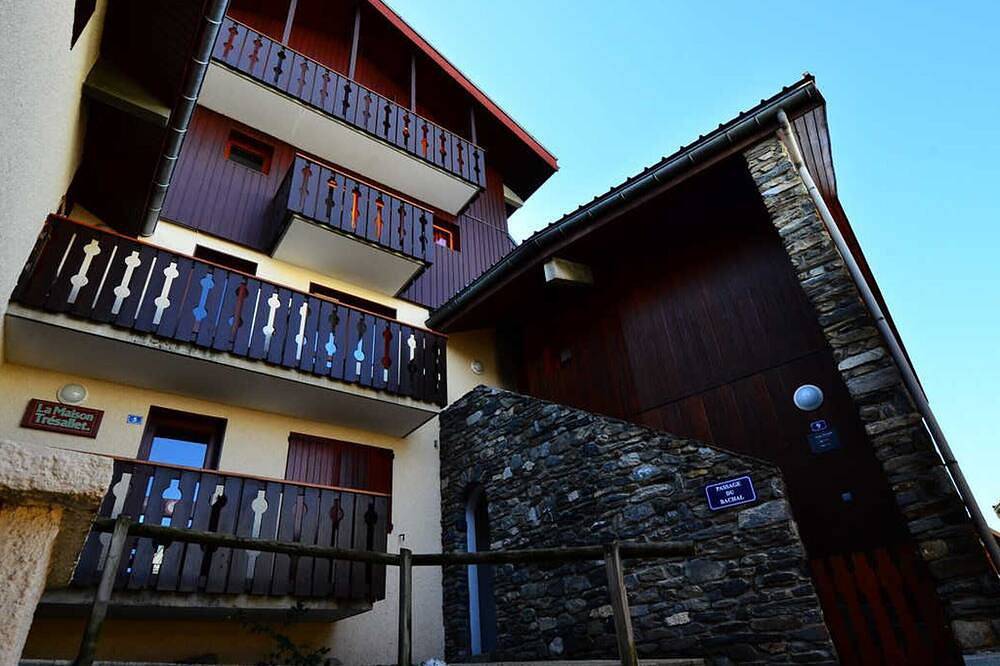 Entire apartment, Cozy Studio in Montchavin, La Plagne - Renovated, Terrace, 1 Min to Shops, 2 Min to Slopes in La Plagne, Bellentre