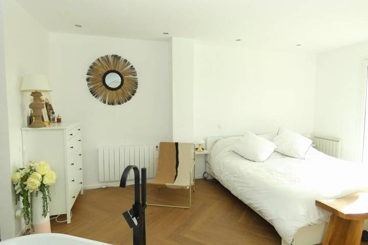 Location de vacances pour 10 personnes, avec vue sur le lac ainsi que piscine et jardin à Bilieu - 3