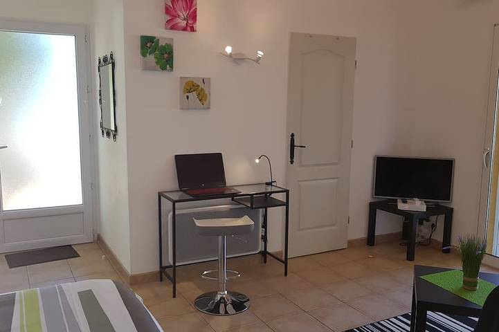 Gîte pour 2 personnes, avec terrasse ainsi que jardin et sauna, animaux acceptés à Flassans-sur-Issole - 3