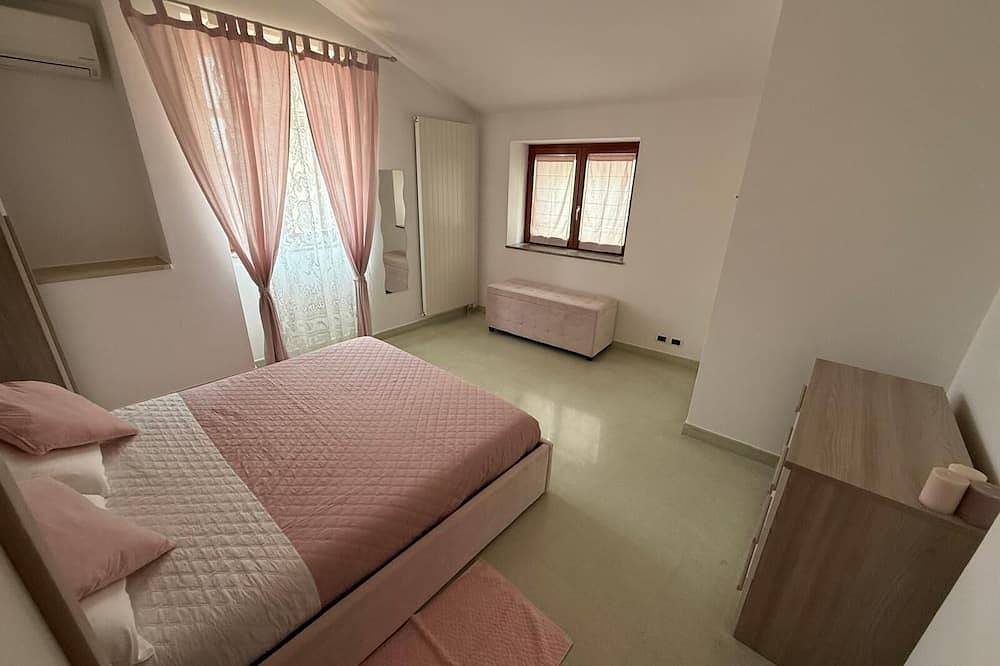 Elda's House - Relaxation in the heart of the village in Città Sant'Angelo, Città Sant'Angelo region