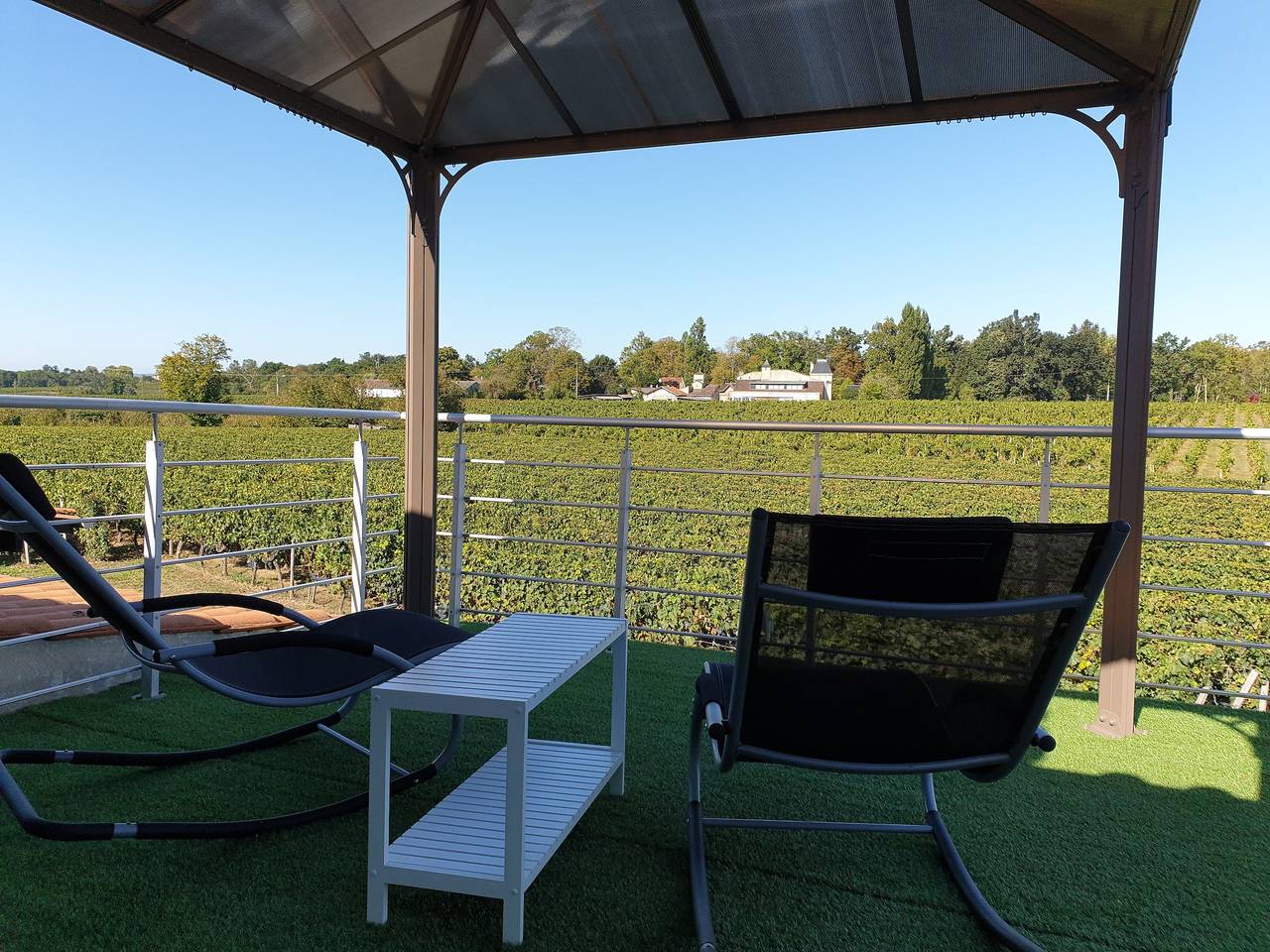 Hel lägenhet, Apartment 'Chateau Maine Chaigneau' with Terrace and Vineyard View in Néac, Libourne region