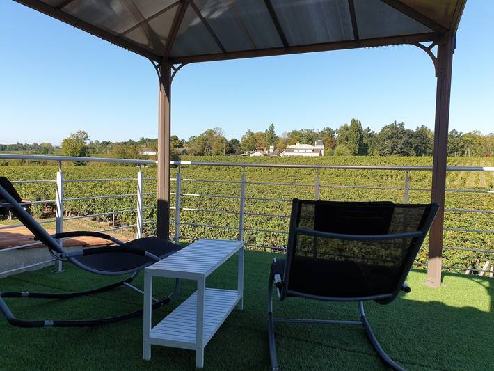 Hel lägenhet, Apartment 'Chateau Maine Chaigneau' with Terrace and Vineyard View in Néac, Libourne region