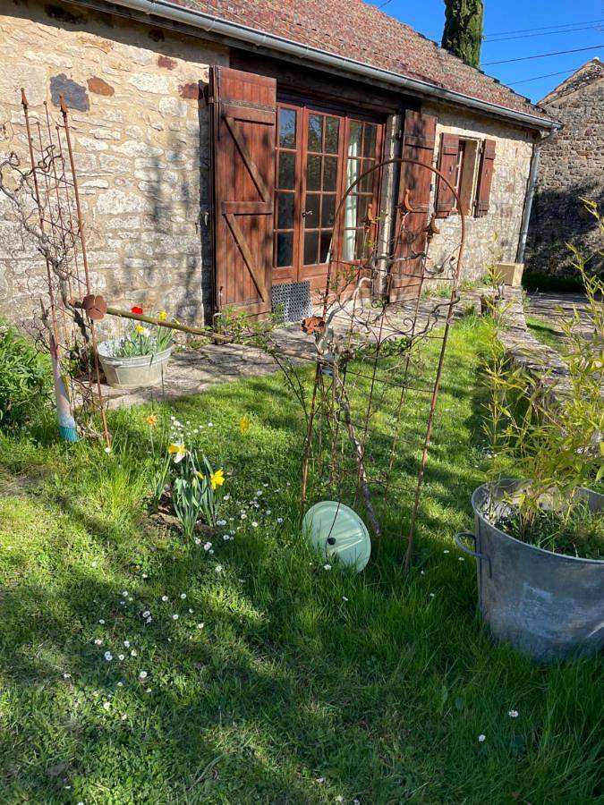 Location de vacances pour 3 personnes, avec jardin ainsi que piscine et vue à Sauveterre-la-Lémance - 2