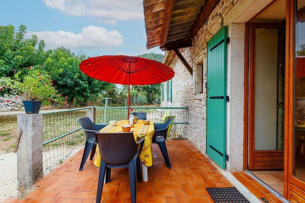 Beautiful private villa for 4 guests with Tv, terrace, pets allowed and panoramic view in Barjac, Alès region