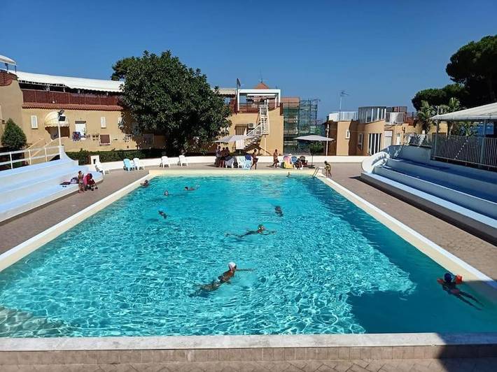 Apartamento de vacaciones para 4 personas, con vistas además de jardín y piscina - 1