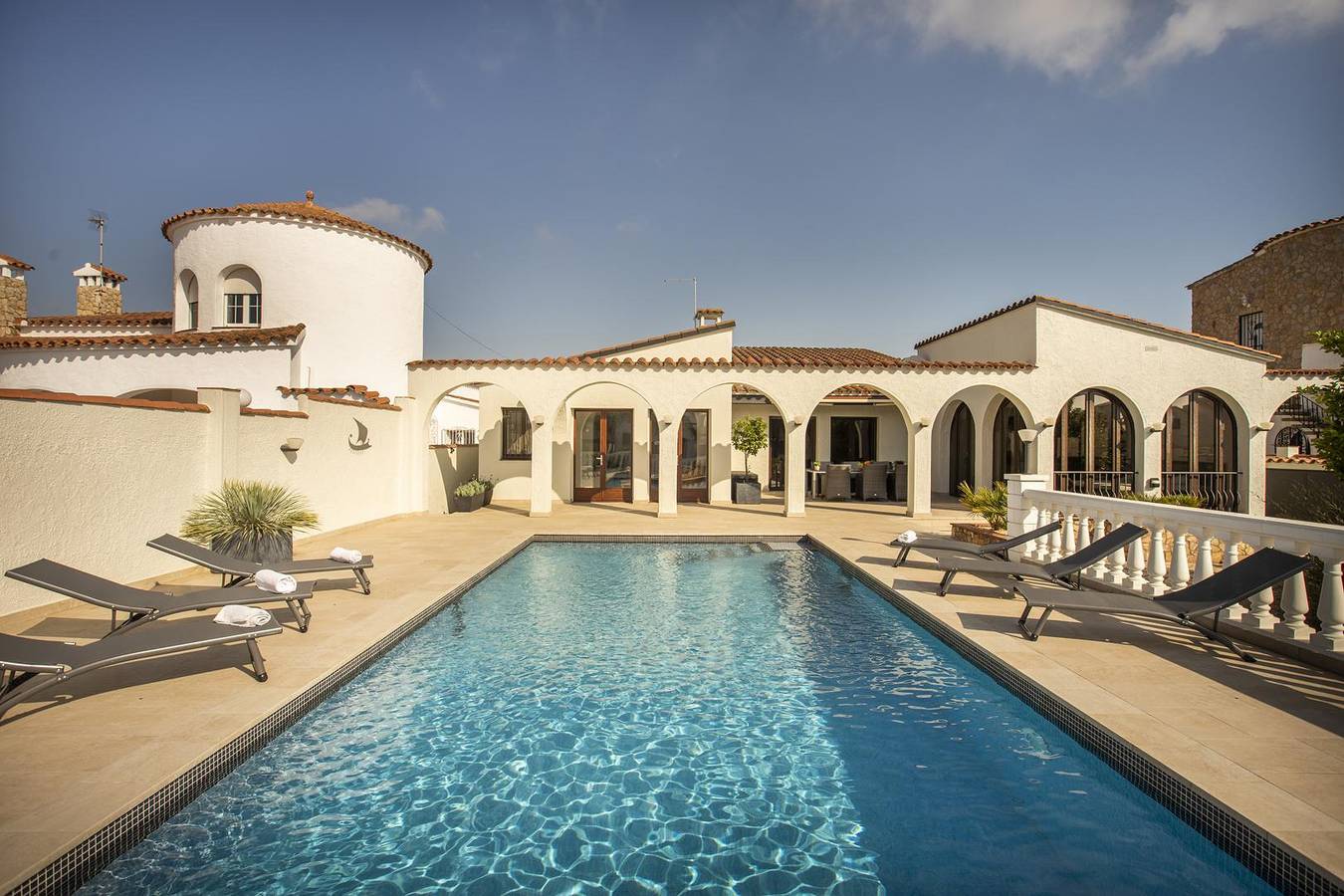 Fantastique villa au canal avec 5 chambres , piscine et amarre. in Empuriabrava, Haut-Ampurdan