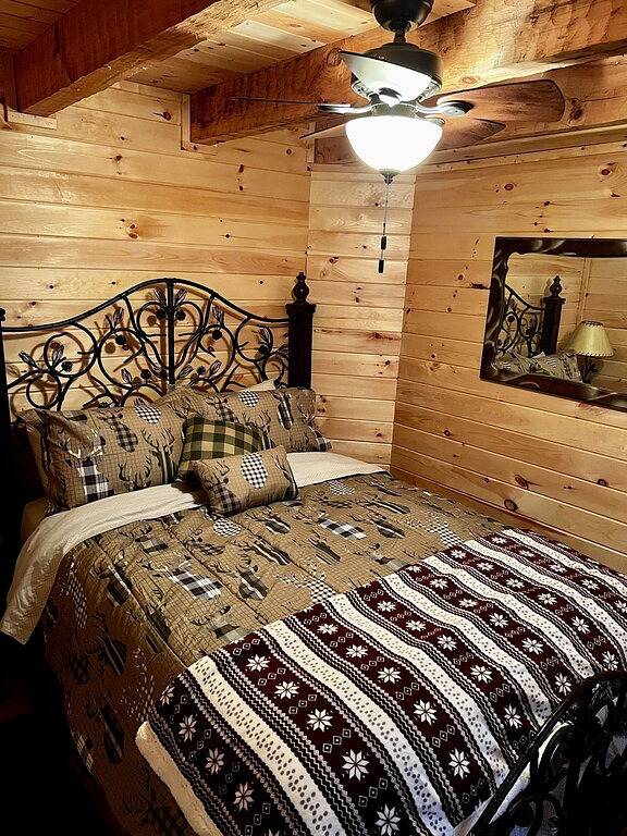 Secluded log cabin w/ hot tub and wood burning fireplace near West Jefferson in Ashe County