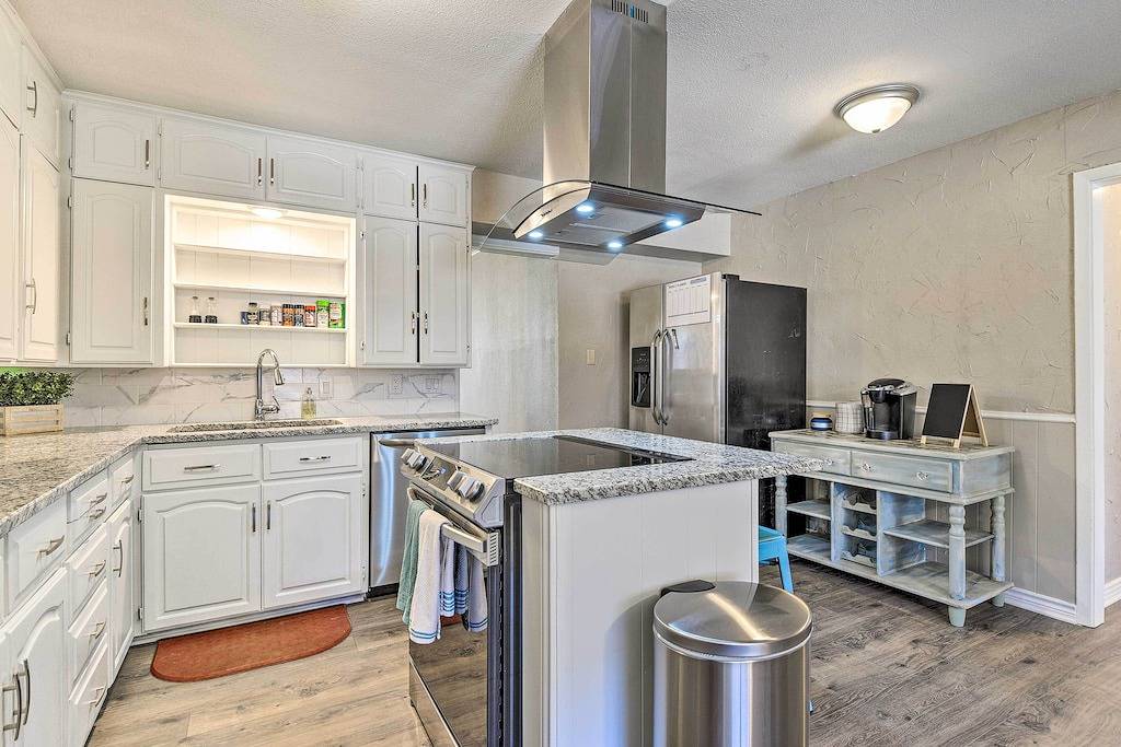 1 Mi to At&T Stadium: Downtown Arlington Home in Arlington, Tarrant County