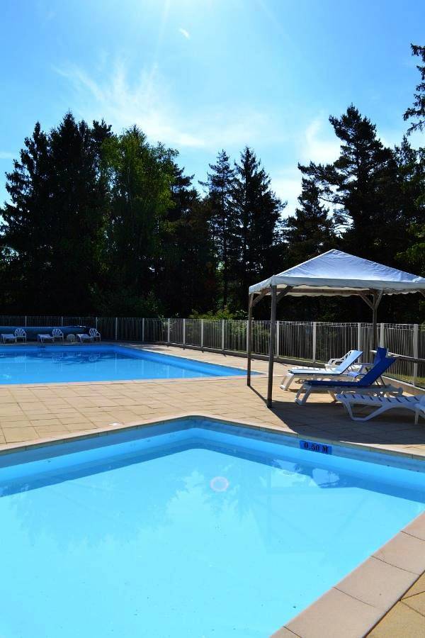 Bungalow für 6 Personen, mit Terrasse und Pool im Jura