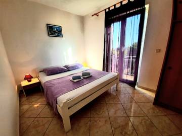 Ferienwohnung für 2 Personen, mit Balkon/Terrasse in Pakostane