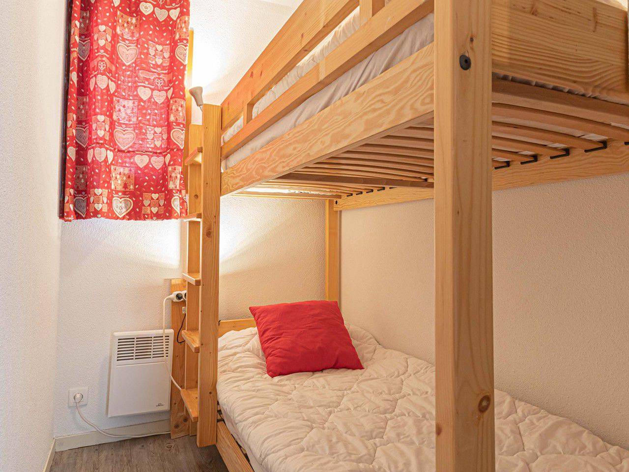 Entire apartment, Cozy 2-Bedroom Apartment for 4-6 in Modane with Free Wifi, Balconies, and 500m to Ski Lift in Valfréjus, Modane