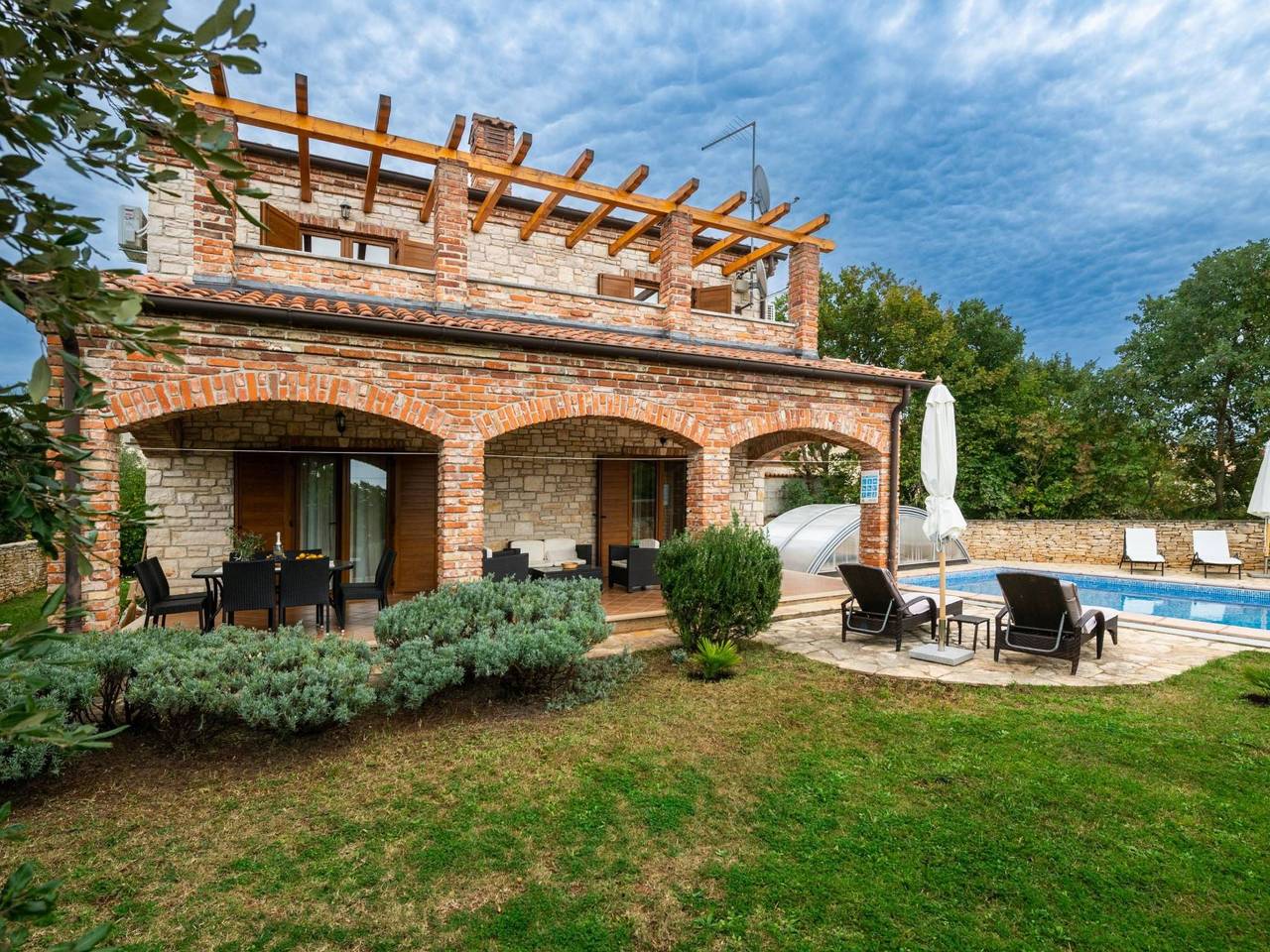 Villa Wish mit beheiztem Pool in Jursici, Svetvinčenat
