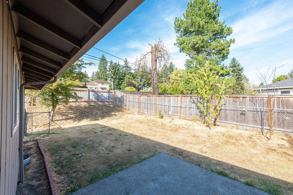 Ganze Wohnung, Bequeme und helle 2Br Wohnung mit eingezäuntem Hof in der Nähe des Washington Square in Tigard, Washington County (OR)