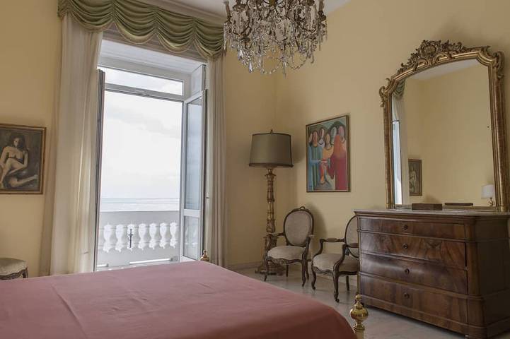 Ganze Wohnung, Luxuriöses Apartment im Zentrum von Neapel mit atemberaubendem Blick auf den Vesuv in Neapel, Neapel Provinz