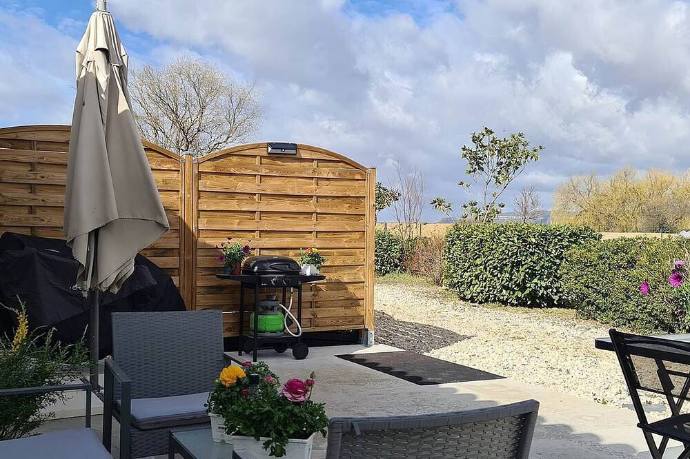 Entire apartment, Maisonnette 40 m2 with terrace swimming pool view Ste Victoire parking in Trets, Aix-en-Provence region