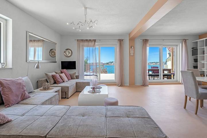 Ganze Wohnung, Strandapartment erste Reihe am Meer – Meerblick-Terrasse, 6 Personen, Brodarica in Brodarica, Šibenik-Knin