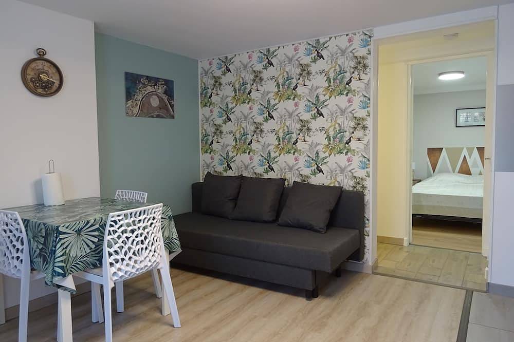 Ganze Wohnung, Charming, detached garden-level vacation rental near the town center in Périgord Blanc