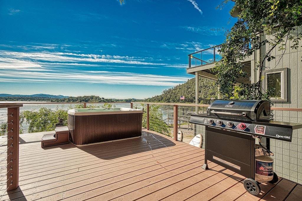 Romantic lakefront, hot tub under the stars, huge deck & private dock in California North Coast