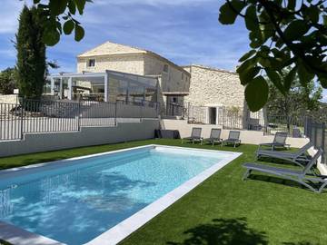 Location de vacances pour 2 personnes, avec terrasse ainsi que vue et piscine à Montfort