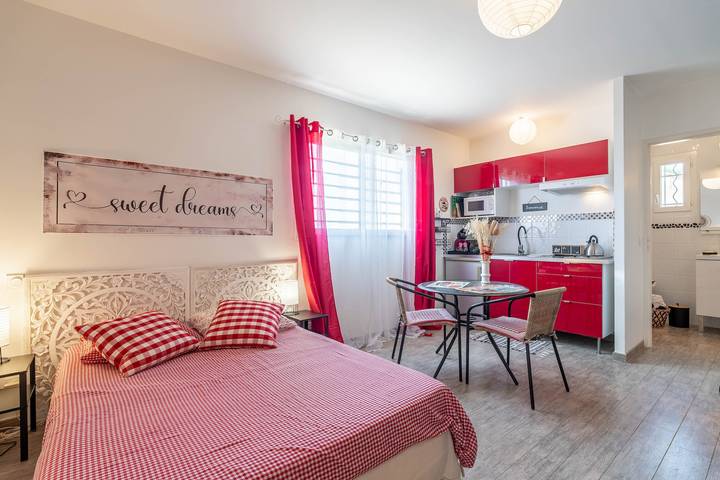 Hel studio-lejlighed, Studio 'La Perle Du Sud' with Private Patio, Wi-Fi, and Air Conditioning in Villeneuve-lès-Béziers, Middelhavskysten (Frankrig)