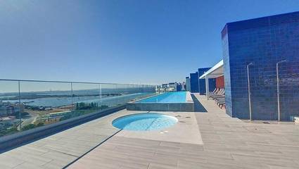 Gîte pour 3 personnes, avec piscine et balcon ainsi que vue et jardin dans Seixal