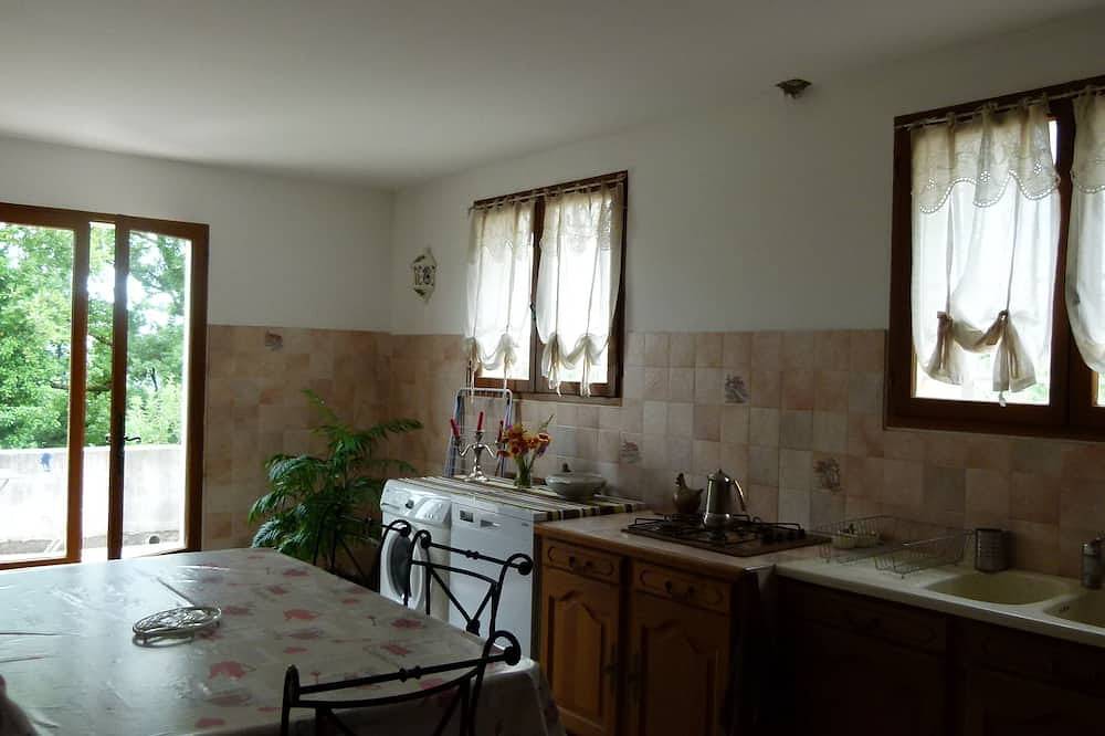 En la altura del pueblo, tranquilo, casa que duerme 8 personas. in Artignosc-sur-Verdon, Región Brignoles