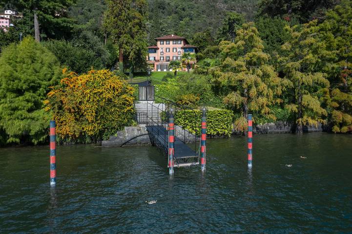Villa for 20 people, with yard and hot tub in Lake Como