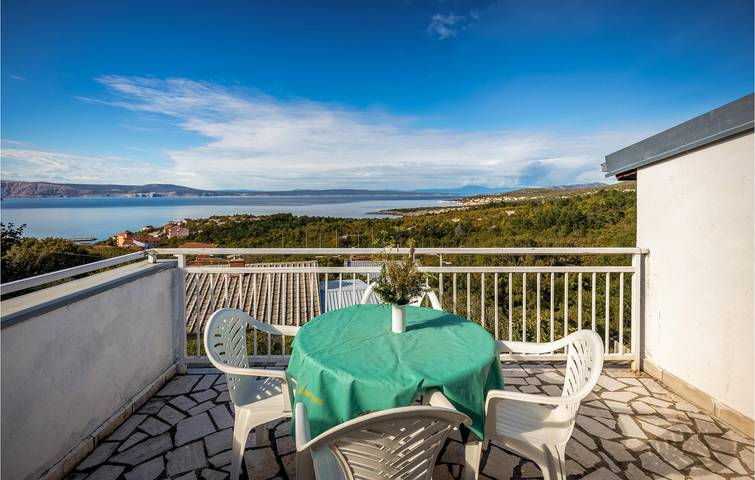 Ganze Ferienwohnung, Gemütliche Ferienwohnung mit Terrasse, WLAN und Parkplatz in der Nähe von Klenovica und der Küste in Klenovica, Primorje-Gorski Kotar