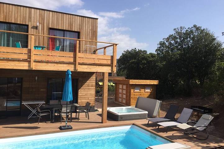Maison de vacances pour 9 personnes, avec balcon ainsi que jardin et jacuzzi, animaux acceptés dans Sainte-Lucie de Porto-Vecchio