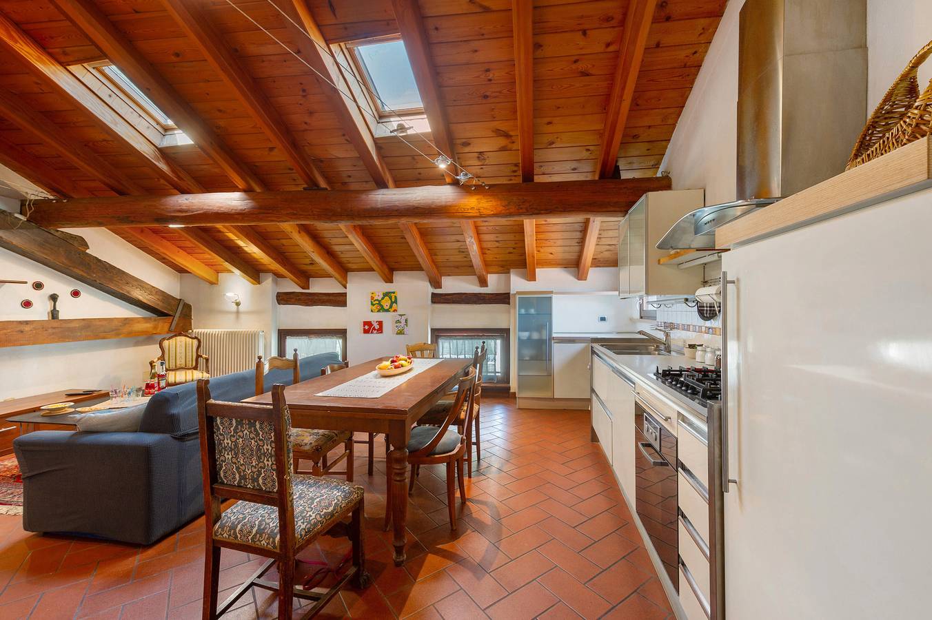 Apartamento entero, Apartamento 'La Mansarda Del Viaggiatore' con vistas a la montaña, terraza privada y Wi-Fi in Pont-Saint-Martin (Aosta), Comune di Pont-Saint-Martin