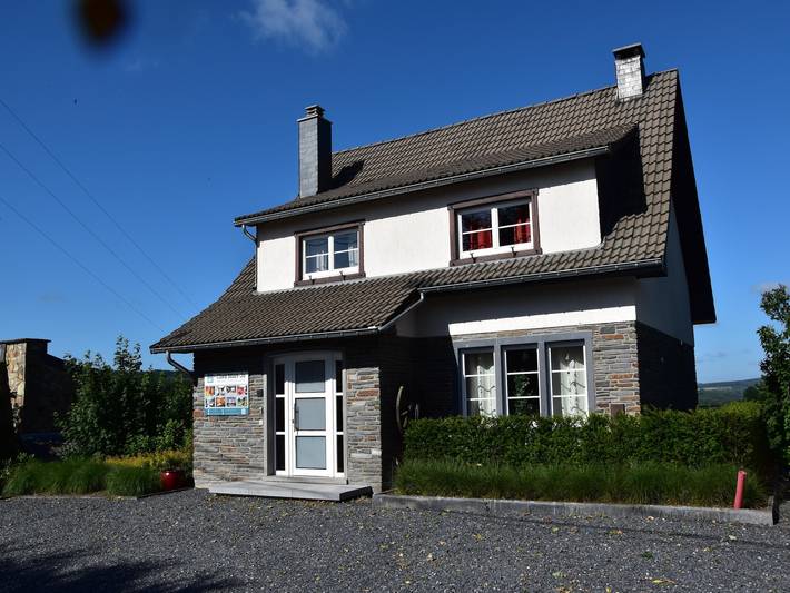 Cottage pour 10 personnes, avec sauna et jardin ainsi que jacuzzi et terrasse, animaux acceptés à Trois-Ponts